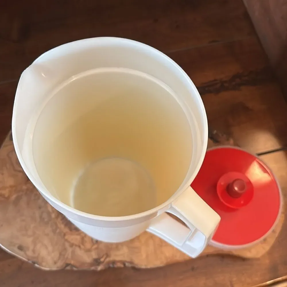 Tupperware 6 Cup Push Button Pitcher